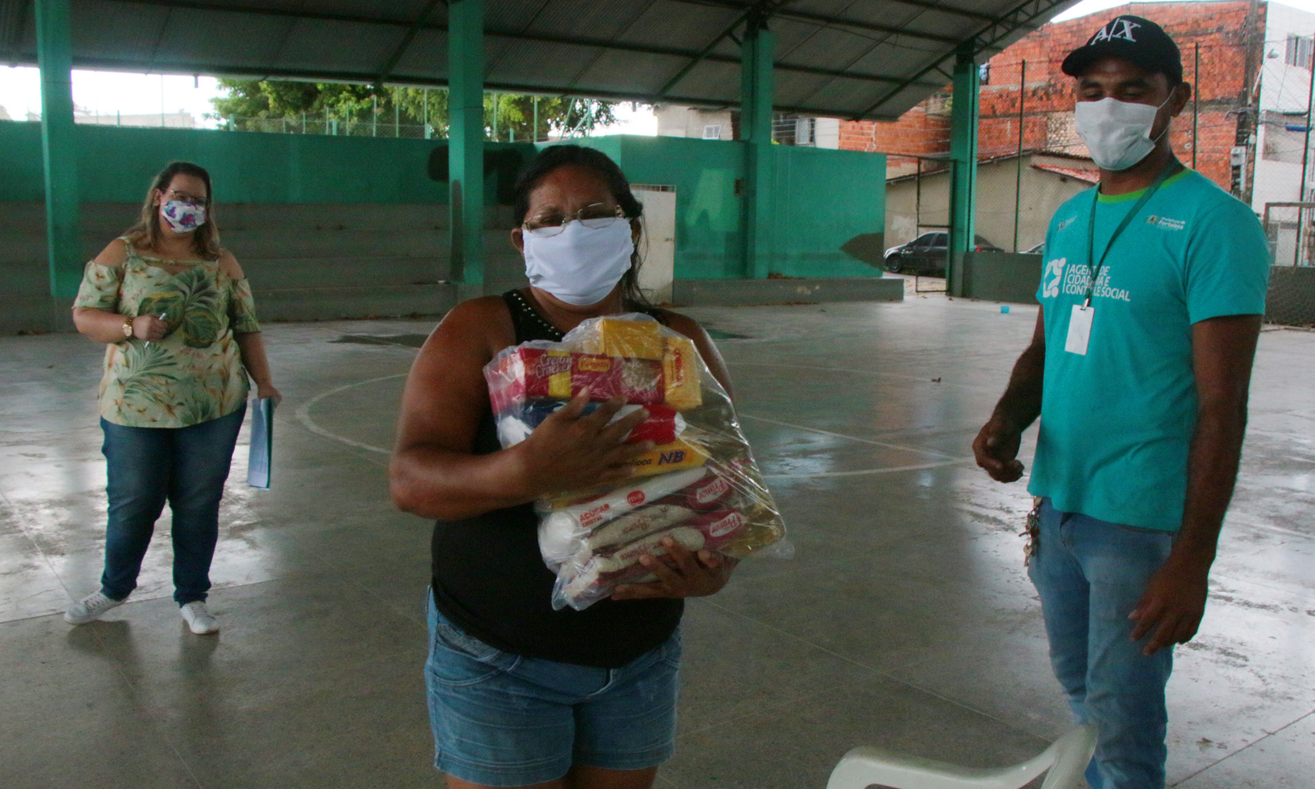 mulher recebe cesta báscia